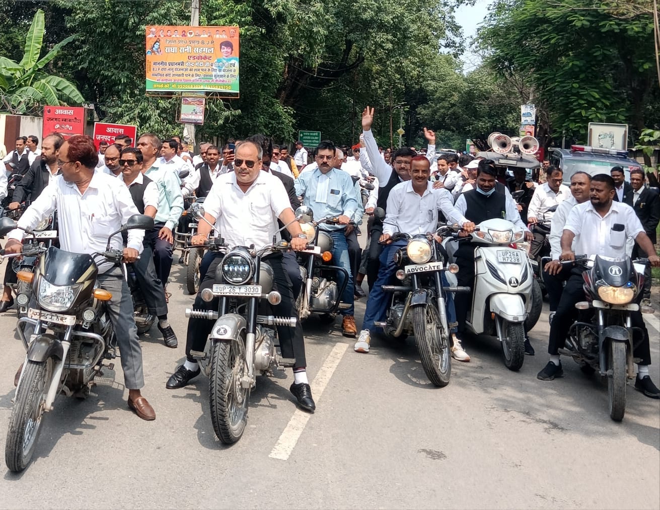 बीसलपुर तहसील परिसर में धरने पर बैठे अधिवक्ता । स्रोत- अधिवक्ता बीसलपुर तहसील परिसर में धरने पर बैठे अधिवक्ता । स्रोत- अधिवक्ता