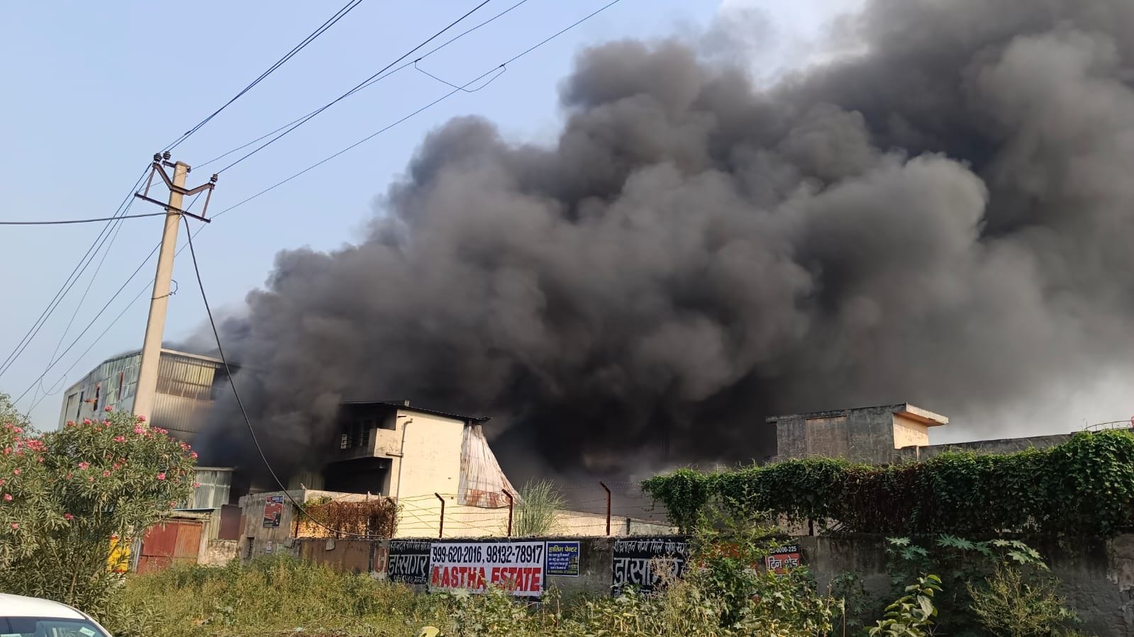 फोटो :23: गन्नौर के बड़ी औद्योगिक क्षेत्र स्थित फैक्टरी में लगी आग व उठता धुआं। संवाद फोटो :23: गन्नौर के बड़ी औद्योगिक क्षेत्र स्थित फैक्टरी में लगी आग व उठता धुआं। संवाद
