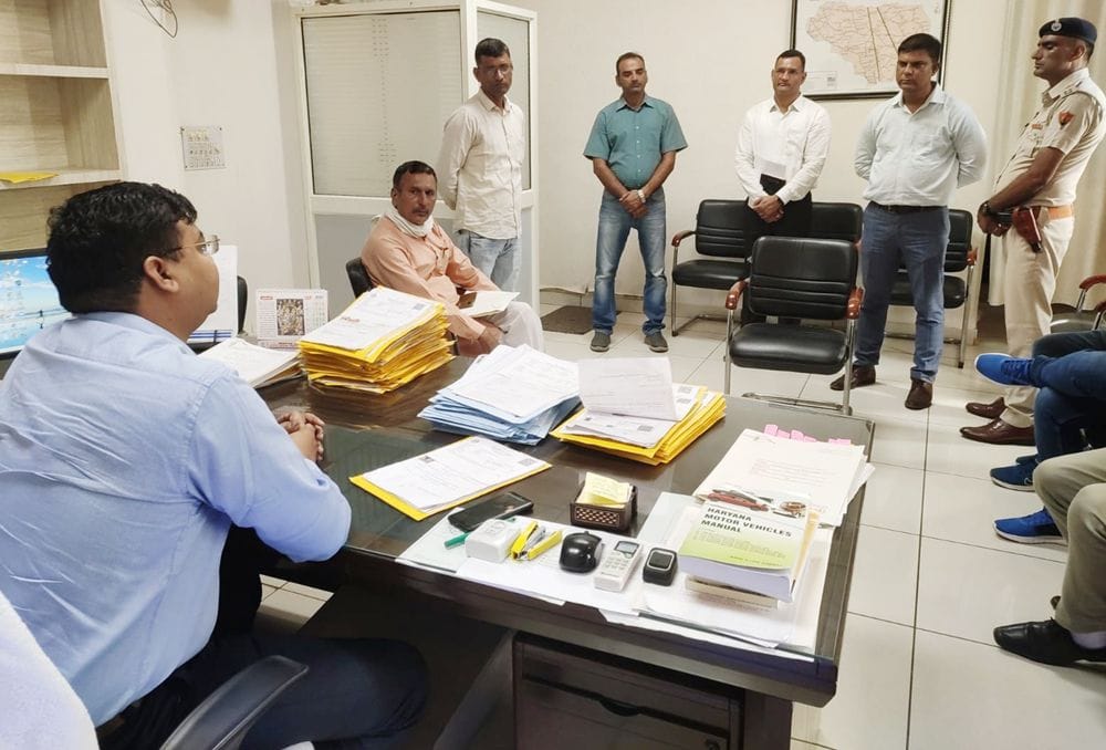 फोटो 32- भिगान टोल प्लाजा के अधिकारियों से घटना की जानकारी लेते एसडीएम डा. निर्मल नागर। फोटो 32- भिगान टोल प्लाजा के अधिकारियों से घटना की जानकारी लेते एसडीएम डा. निर्मल नागर।