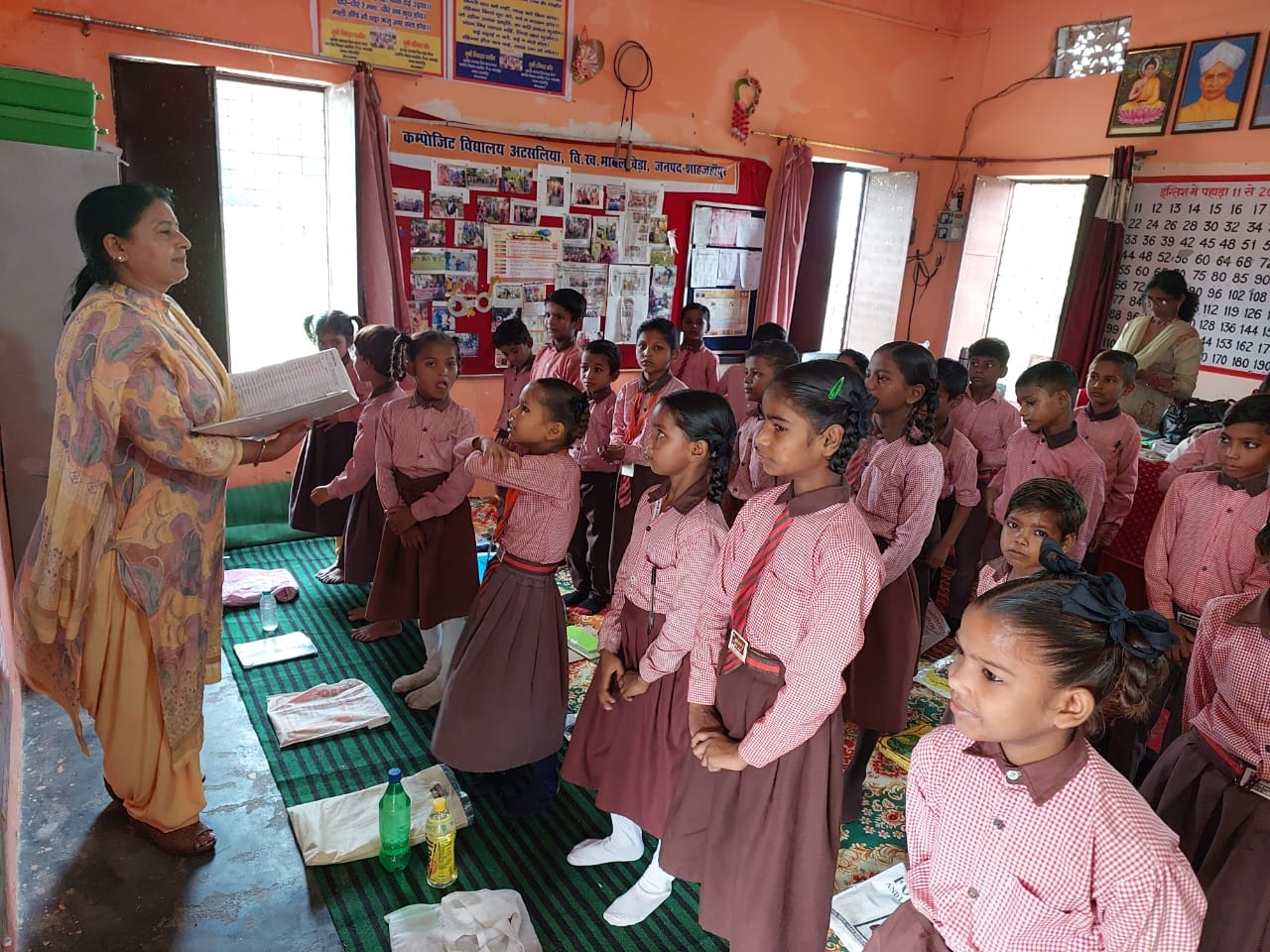 परीक्षा में सम्मिलित छात्राएं। संस्था