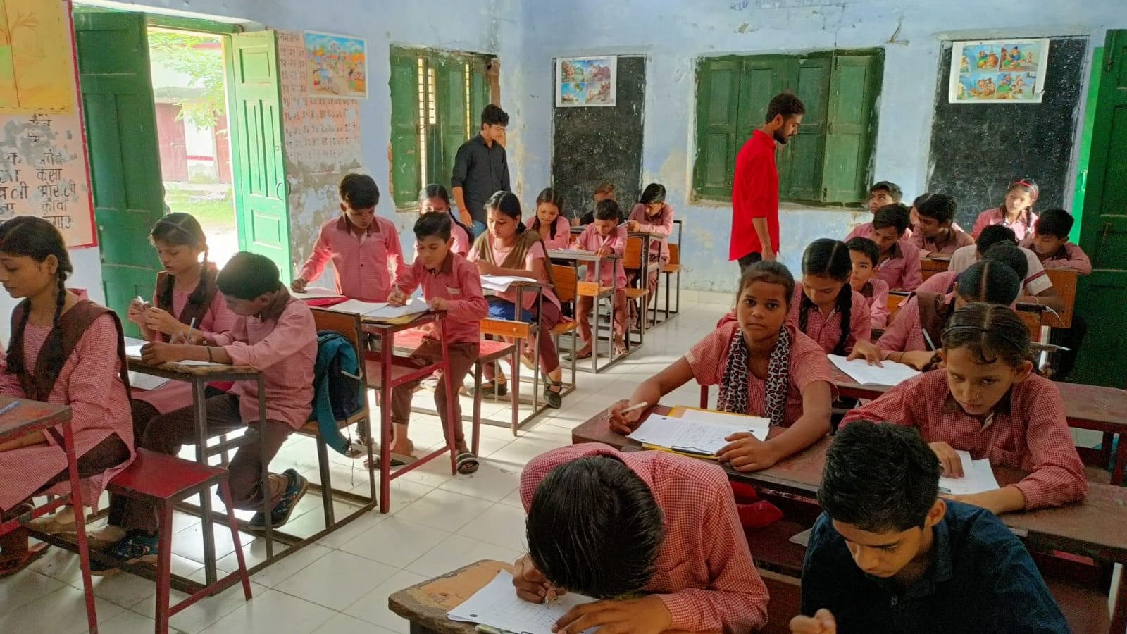 सदर स्कूल में ओएमआर शीट भरता अध्यापक सदर स्कूल में ओएमआर शीट भरता अध्यापक