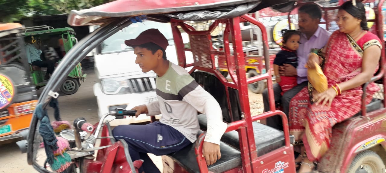 शहर की सड़कों पर दौड़ रहे जर्जर ईरिक्शा