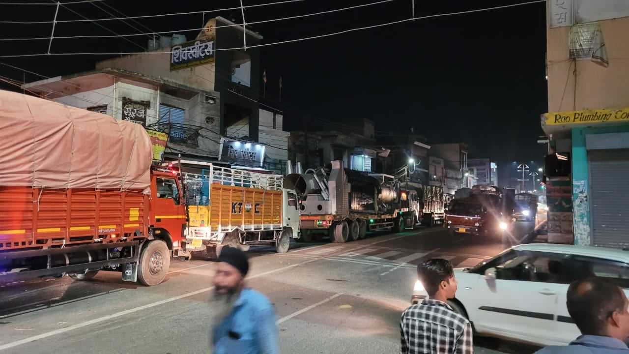 शामली बुढाना फाटक पर कार्य करते रेलवे कर्मचारी शामली बुढाना फाटक पर कार्य करते रेलवे कर्मचारी