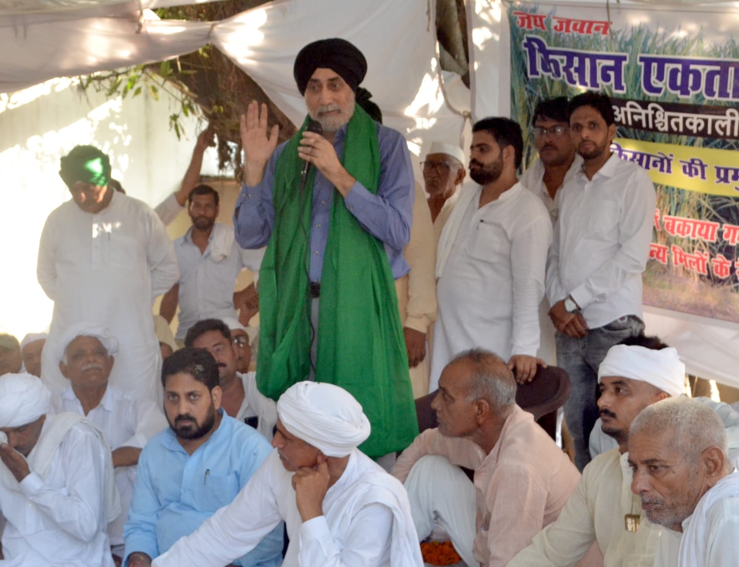 शामली गन्ना समिति कार्यालय में धरने पर बैठे किसान शामली गन्ना समिति कार्यालय में धरने पर बैठे किसान