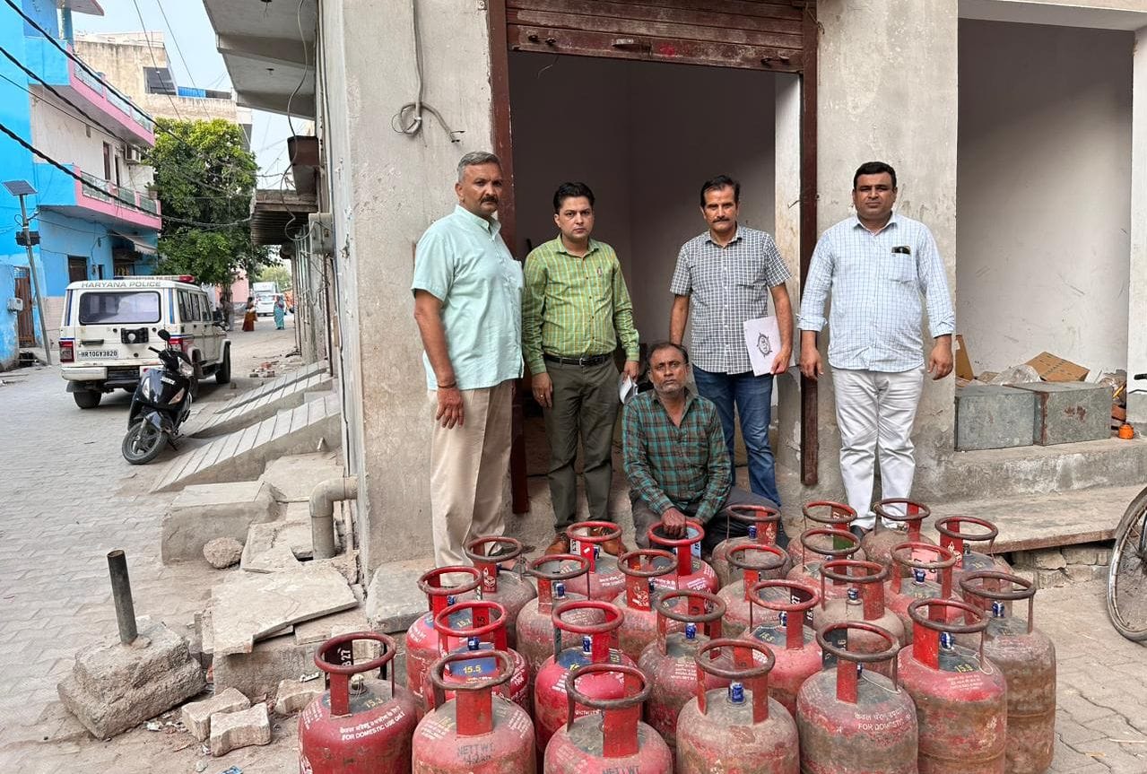 फोटो 37: कुंडली में घरेलू गैस सिलिंडर की कालाबाजारी करते पकड़ा गया आरोपी व बरामद सिलिंडर के साथ 
