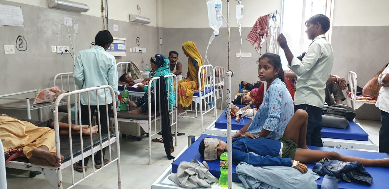 जिला अस्पताल में अल्ट्रासाउंड कराने आई नेहा भीषण गर्मी के कारण बेहोश हो गिरी। जिला अस्पताल में अल्ट्रासाउंड कराने आई नेहा भीषण गर्मी के कारण बेहोश हो गिरी।
