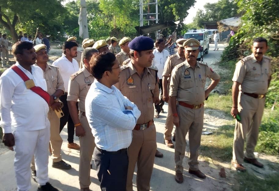 मोहद्दीनपुर गौस के पंडा चौराहे पर अवैध कब्जा हटाता जेसीबी       संवाद