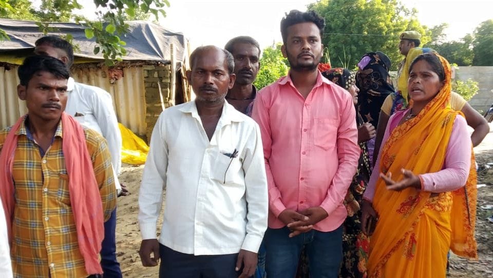 मोहद्दीनपुर गौस के पंडा चौराहे पर अवैध कब्जा हटाता जेसीबी       संवाद