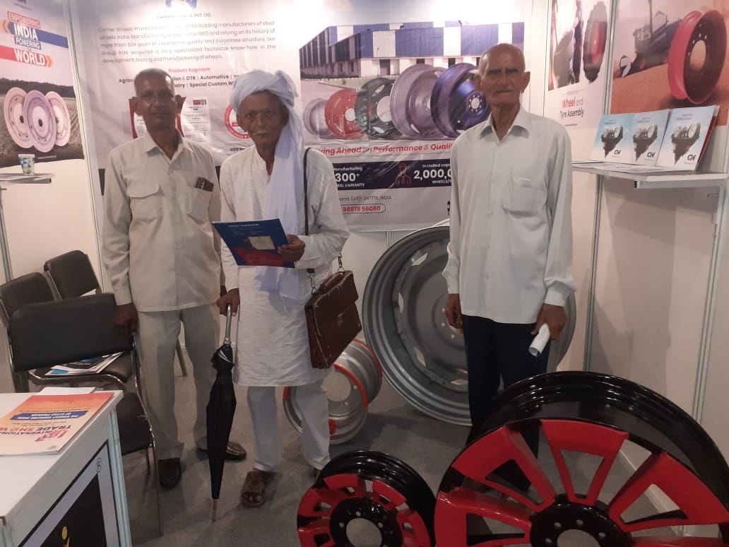 नोएडा में इंटरनेशनल ट्रेड फेयर में कैरियर व्हील प्राइवेट लिमिटेड द्वारा लगाई गई ट्रैक्टर के स्ट नोएडा में इंटरनेशनल ट्रेड फेयर में कैरियर व्हील प्राइवेट लिमिटेड द्वारा लगाई गई ट्रैक्टर के स्ट