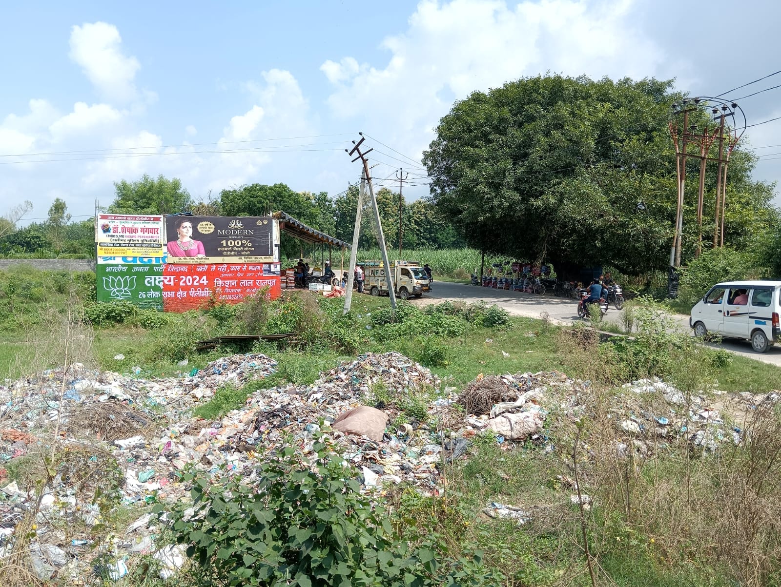 शहर की र्ददगाह रेलवे क्रांसिग से बरेली जाने वाली रोड किनाारे एक खाली जगह पर लगा कूड़े का ढ़ेर ।