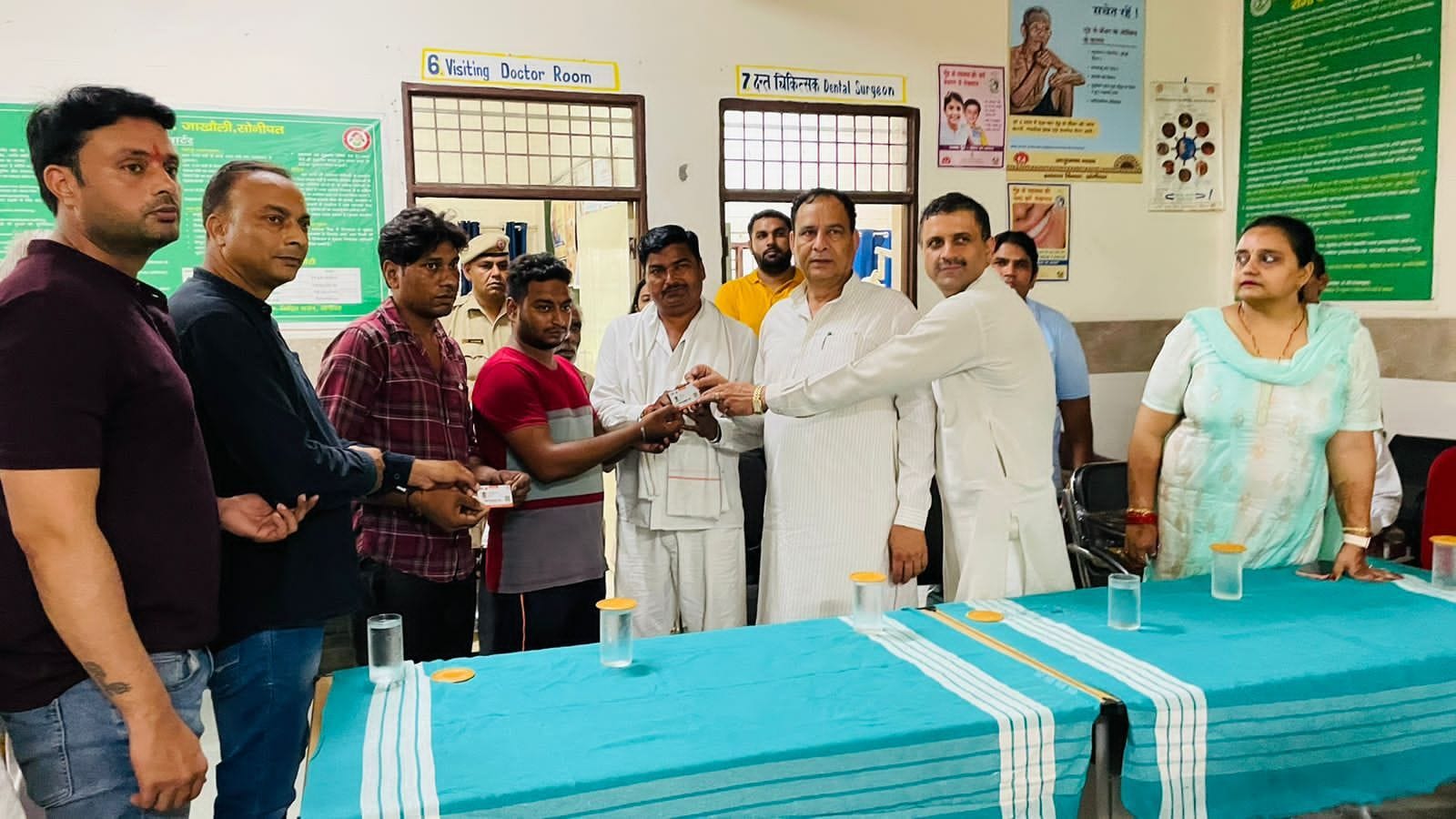 फोटो 34. जाखौली पीएचसी में आयुष्मान मेले के उद्धाटन पर आयुष्मान कार्ड वितरित करते विधायक मोहनला फोटो 34. जाखौली पीएचसी में आयुष्मान मेले के उद्धाटन पर आयुष्मान कार्ड वितरित करते विधायक मोहनला