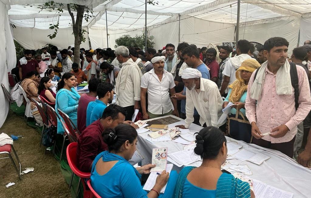 फोटो 34. जाखौली पीएचसी में आयुष्मान मेले के उद्धाटन पर आयुष्मान कार्ड वितरित करते विधायक मोहनला फोटो 34. जाखौली पीएचसी में आयुष्मान मेले के उद्धाटन पर आयुष्मान कार्ड वितरित करते विधायक मोहनला