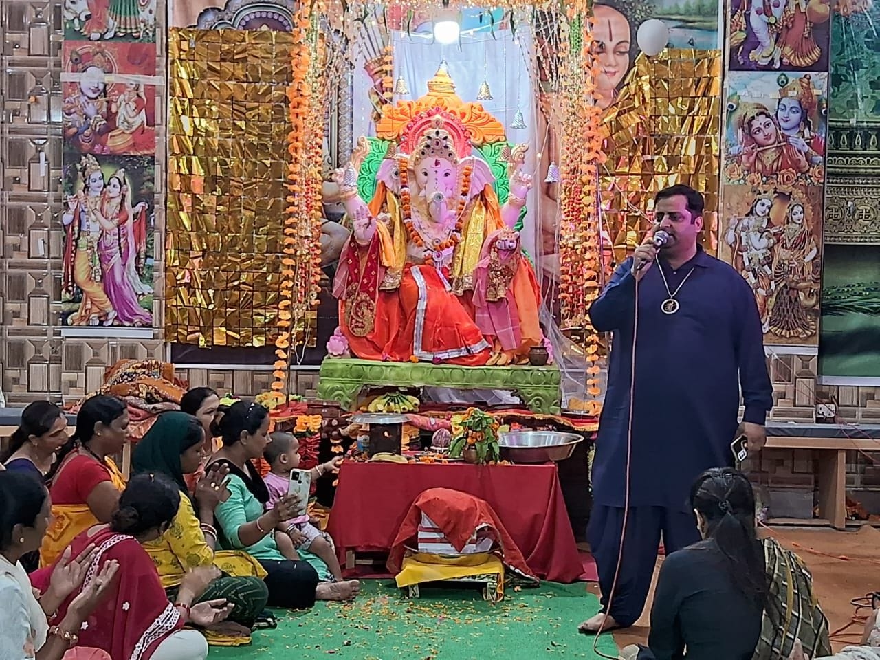 फोटो 41- जीवन नगर में श्री गणेश महोत्सव के दौरान भगवान गणेश के भजनों पर झूमते भक्त। संवाद फोटो 41- जीवन नगर में श्री गणेश महोत्सव के दौरान भगवान गणेश के भजनों पर झूमते भक्त। संवाद