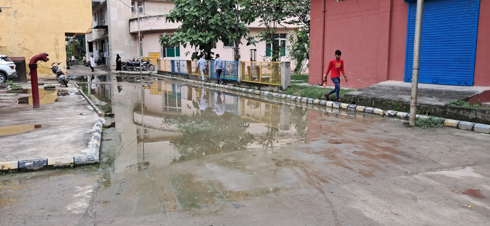 जिला चिकित्सालय में आयुष विंग के पास लगा कूड़े का ढेर । संवाद जिला चिकित्सालय में आयुष विंग के पास लगा कूड़े का ढेर । संवाद