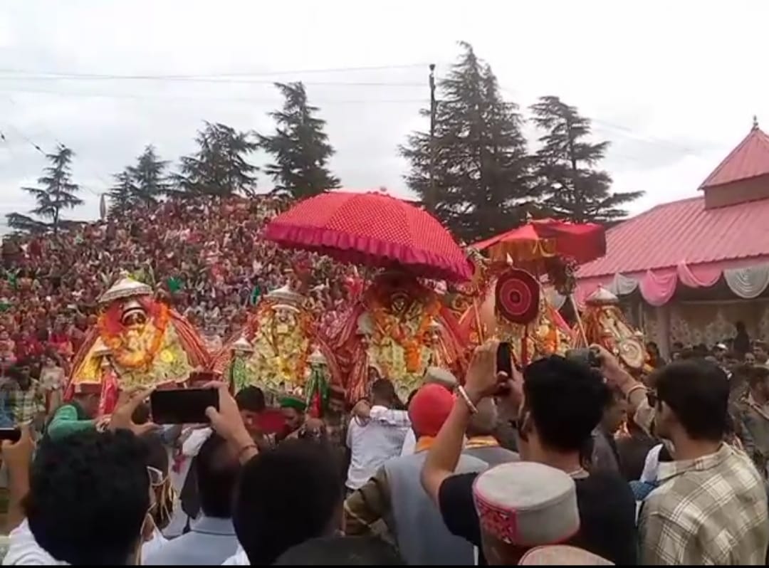 दलाश में मेले के दौरान लोग देवताओं को विदाई देते हुए। संवादं दलाश में मेले के दौरान लोग देवताओं को विदाई देते हुए। संवादं