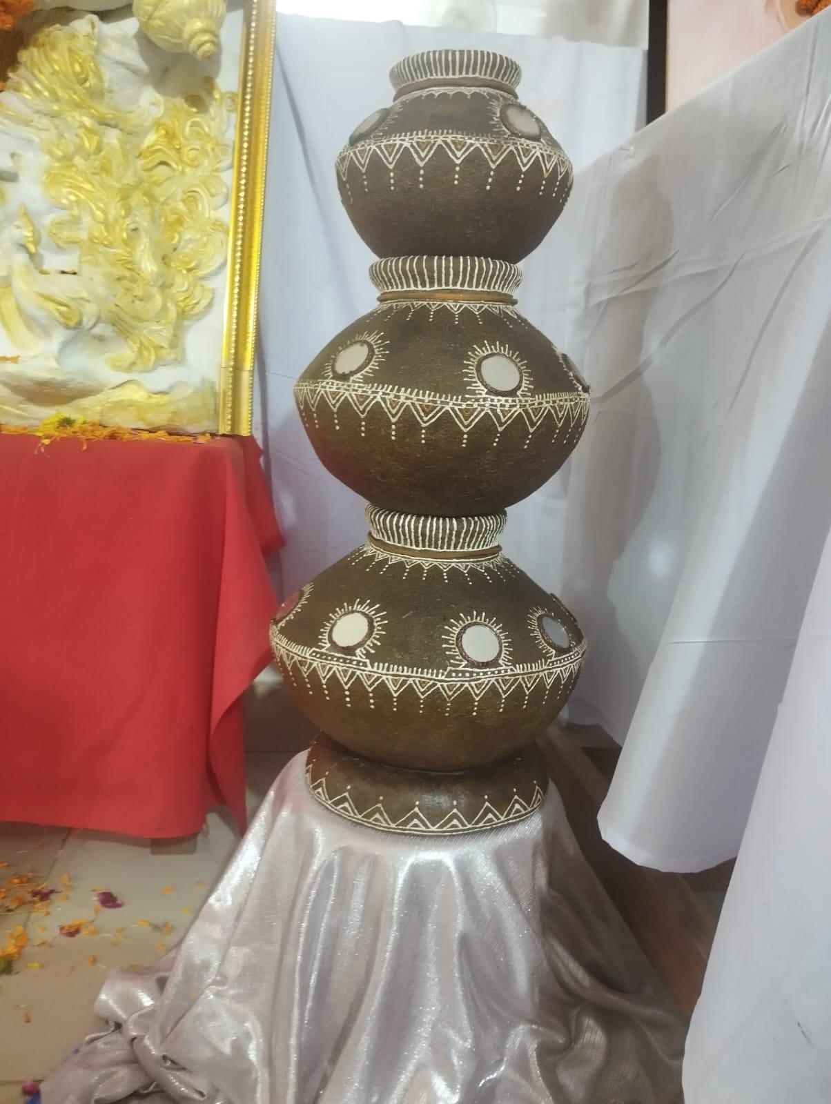 अखिल भारतीय कला प्रदर्शनी का अवलोकन करते अतिथि। अखिल भारतीय कला प्रदर्शनी का अवलोकन करते अतिथि।