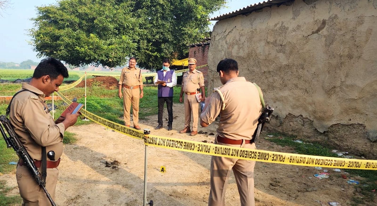 ग्राम मुहिद्दीननगर में कब्जे में ली गईं तस्करों की कार।संवाद