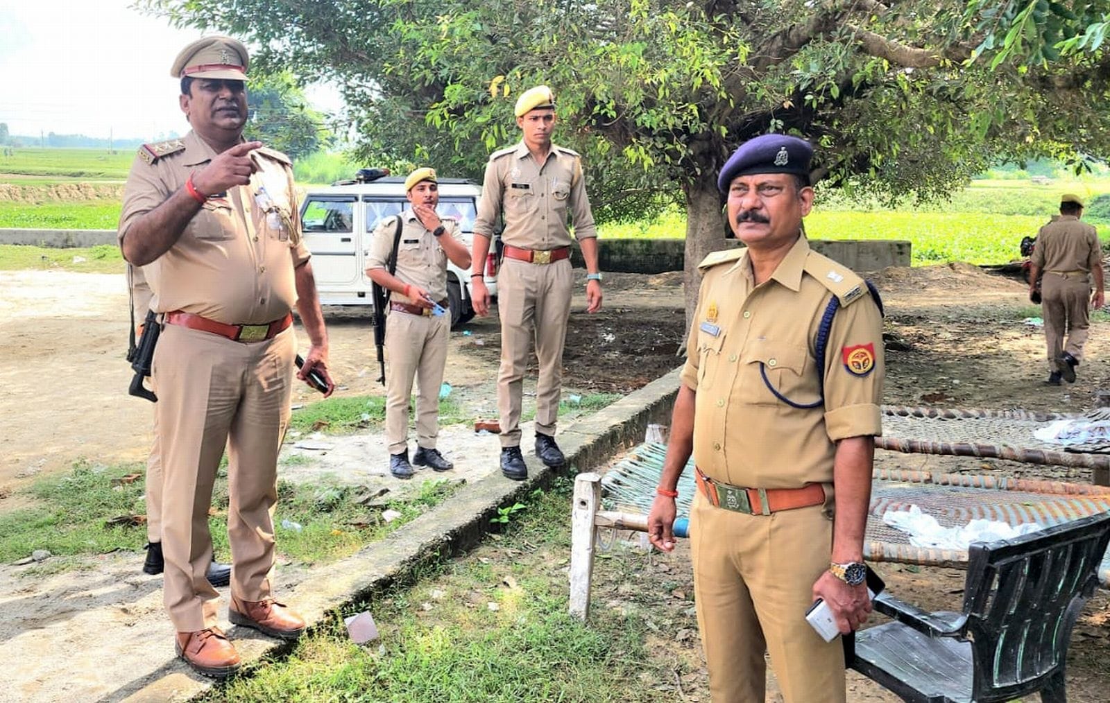 ग्राम मुहिद्दीननगर में कब्जे में ली गईं तस्करों की कार।संवाद