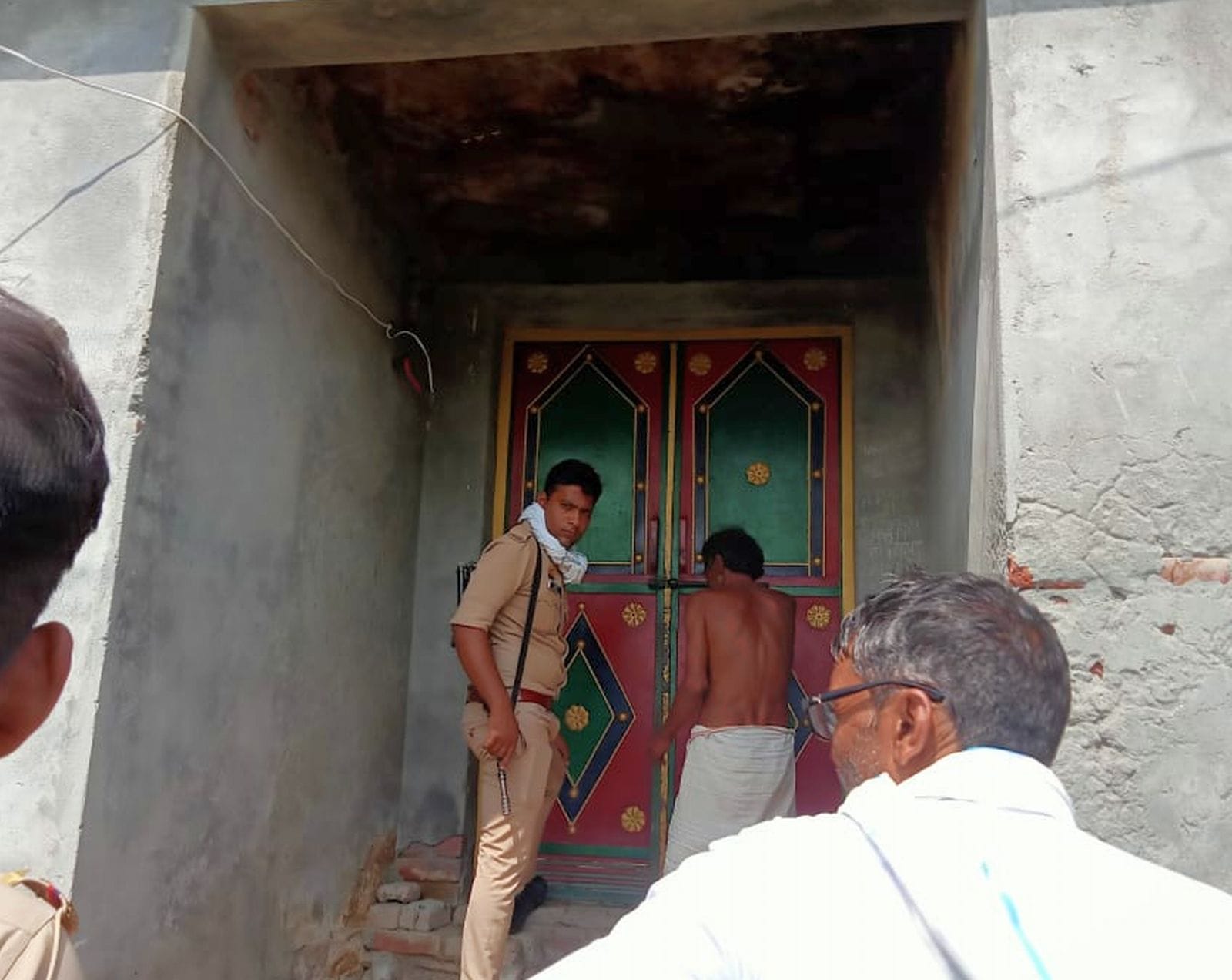 कादरचौक के मामूरगंज में मामले की छानबीन करती पुलिस। संवाद