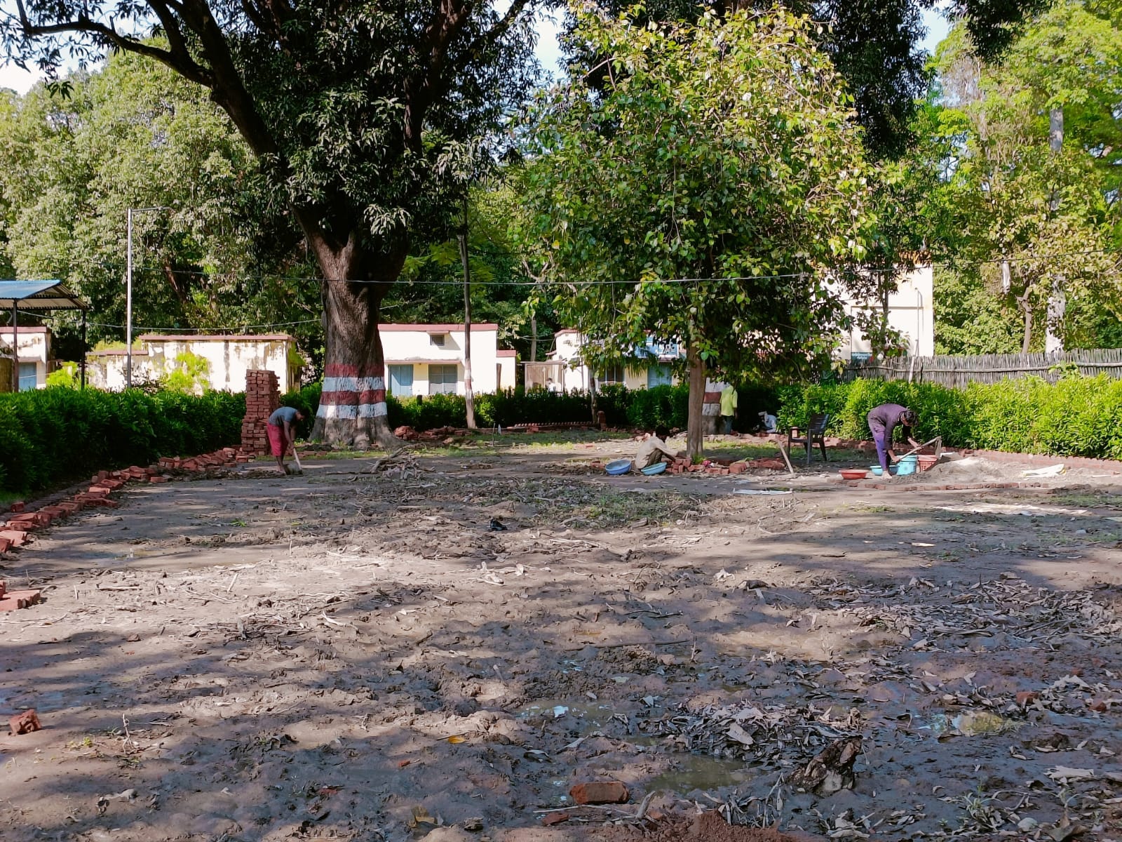 मुस्तफाबाद गेस्ट हाउस में रंगाई पुताई करते मजदूर । संवाद