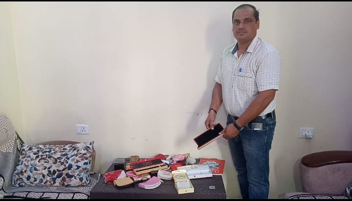 साउथ सिटी कॉलोनी में असिस्टेंट प्रोफेसर के घर चोरी के बाद बिखरा पड़ा सामान