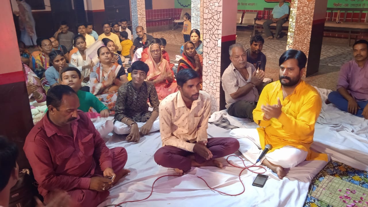 शहर में श्री गणेश चतुथी उत्सव में आयोजित श्री खाटूश्याम कीर्तन में मौजूद श्रद्धालु । संवाद