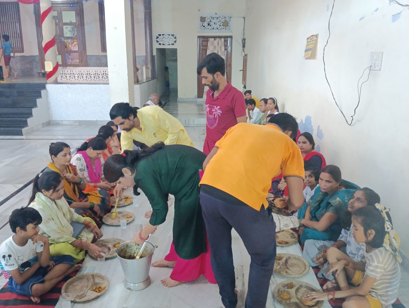 शहर में श्री गणेश चतुथी उत्सव में आयोजित श्री खाटूश्याम कीर्तन में मौजूद श्रद्धालु । संवाद