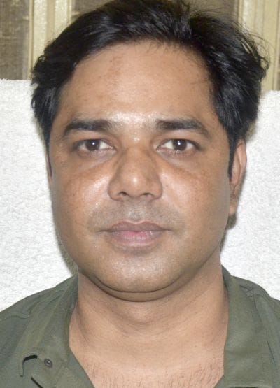 बिल्सी के नैथुआ गांव में लगे शिविर में मरीजों की जांच करती टीम। संवाद