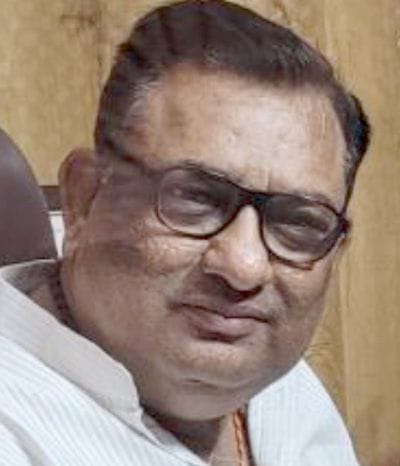 बिल्सी के नैथुआ गांव में लगे शिविर में मरीजों की जांच करती टीम। संवाद
