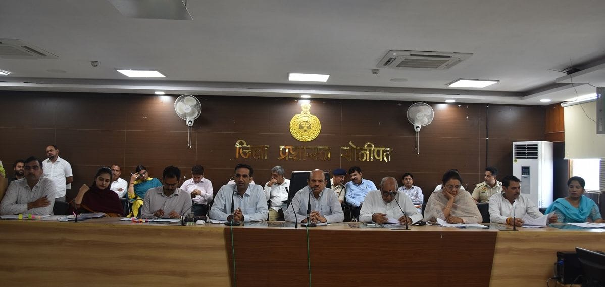 फोटो 40. लघु सचिवालय में जिला विकास समन्वयन एवं मूल्यांकन समिति की बैठक के दौरान अधिकारियों को 