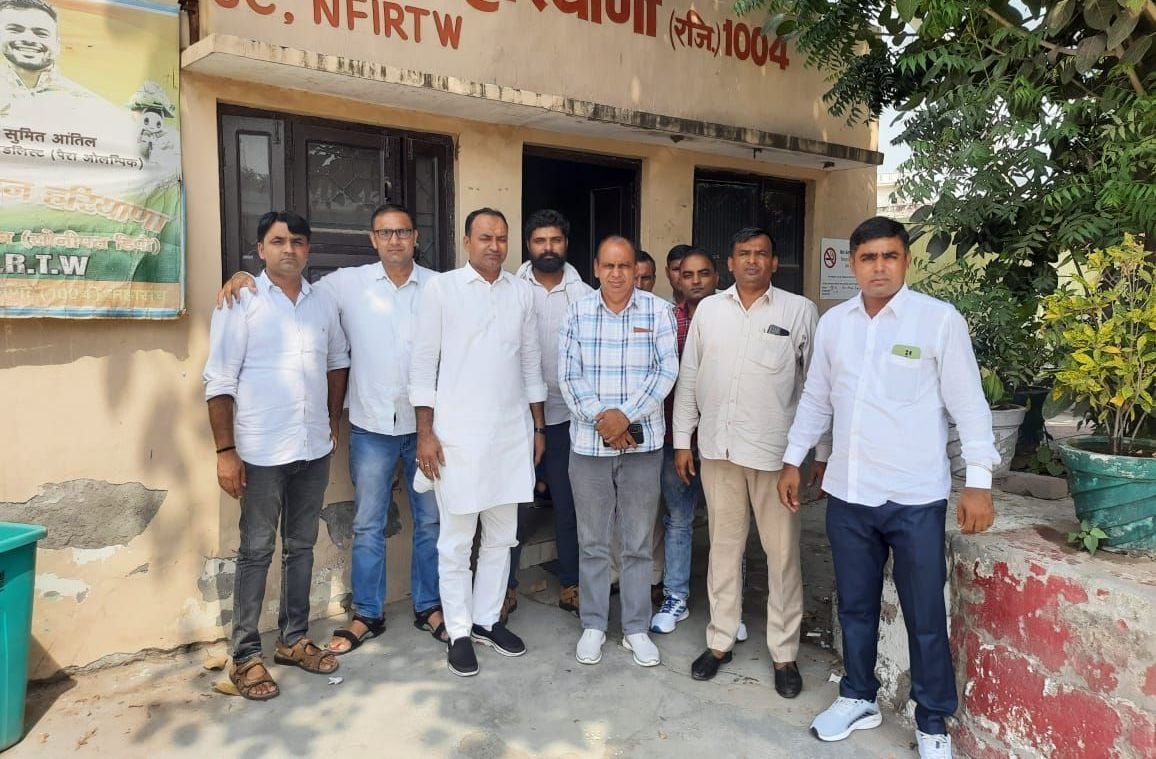 फोटो 41- बैठक में पहुंचे डिपो प्रधान मनजीत पहल और अन्य कर्मचारी। श्रोत : कर्मचारी