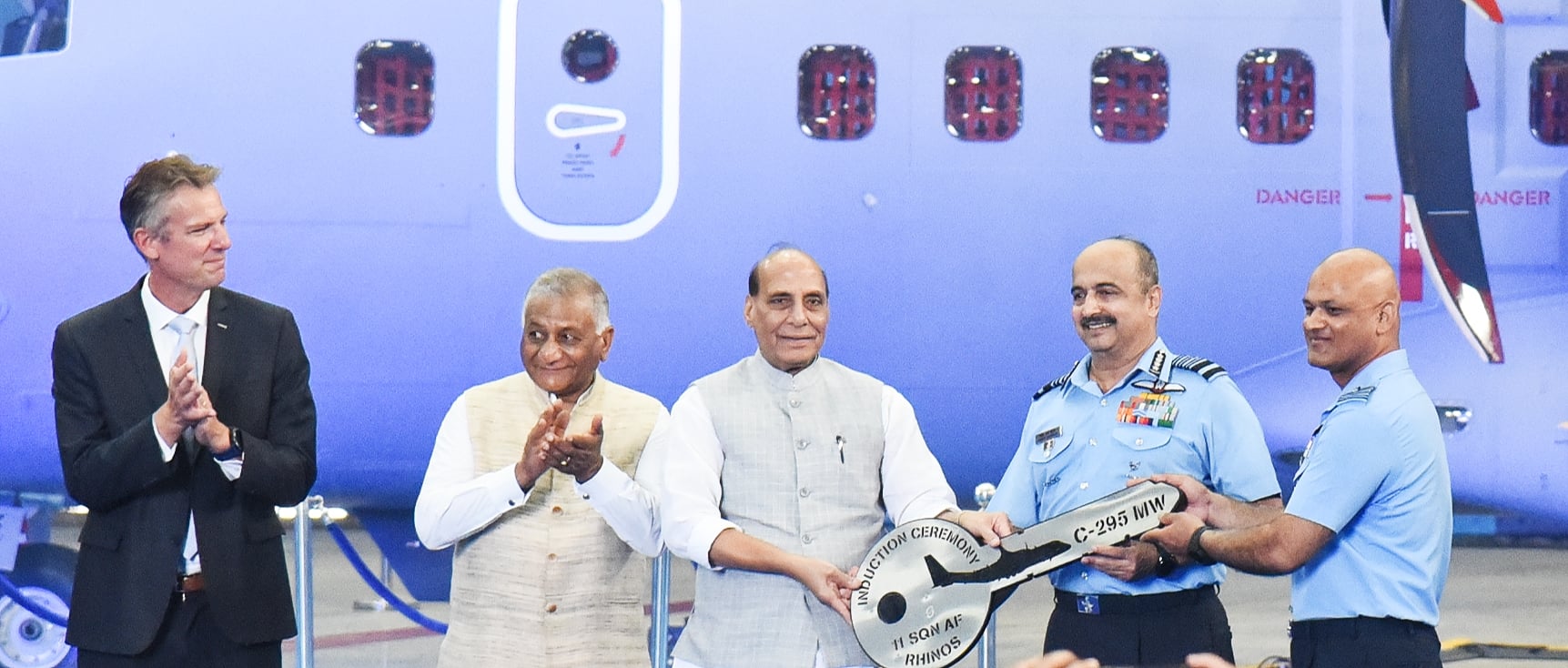 हिंडन एयरबेस पर सोमवार की सुबह भारत की ड्रोन शक्ति को देख लोग दांतों तले उंगली दबाने पर मजबूर हिंडन एयरबेस पर सोमवार की सुबह भारत की ड्रोन शक्ति को देख लोग दांतों तले उंगली दबाने पर मजबूर