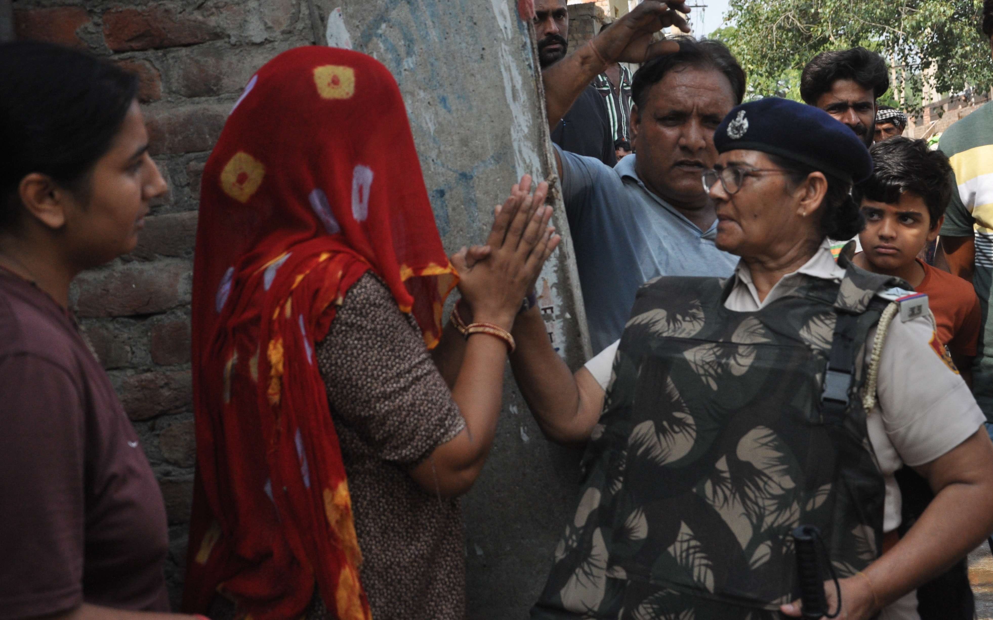 हिसार में पशु पकड़ो महाअभियान के दौरान एक गाय ठेकेदार को टक्कर मारकर भागती हुई। 
