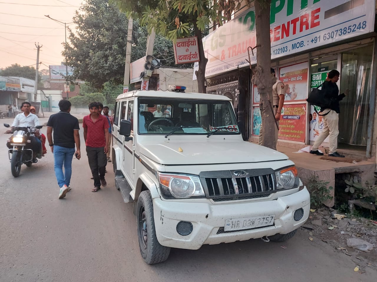 मौके पर जांच करती छापामारने वाली टीम। प्रेस नोट।