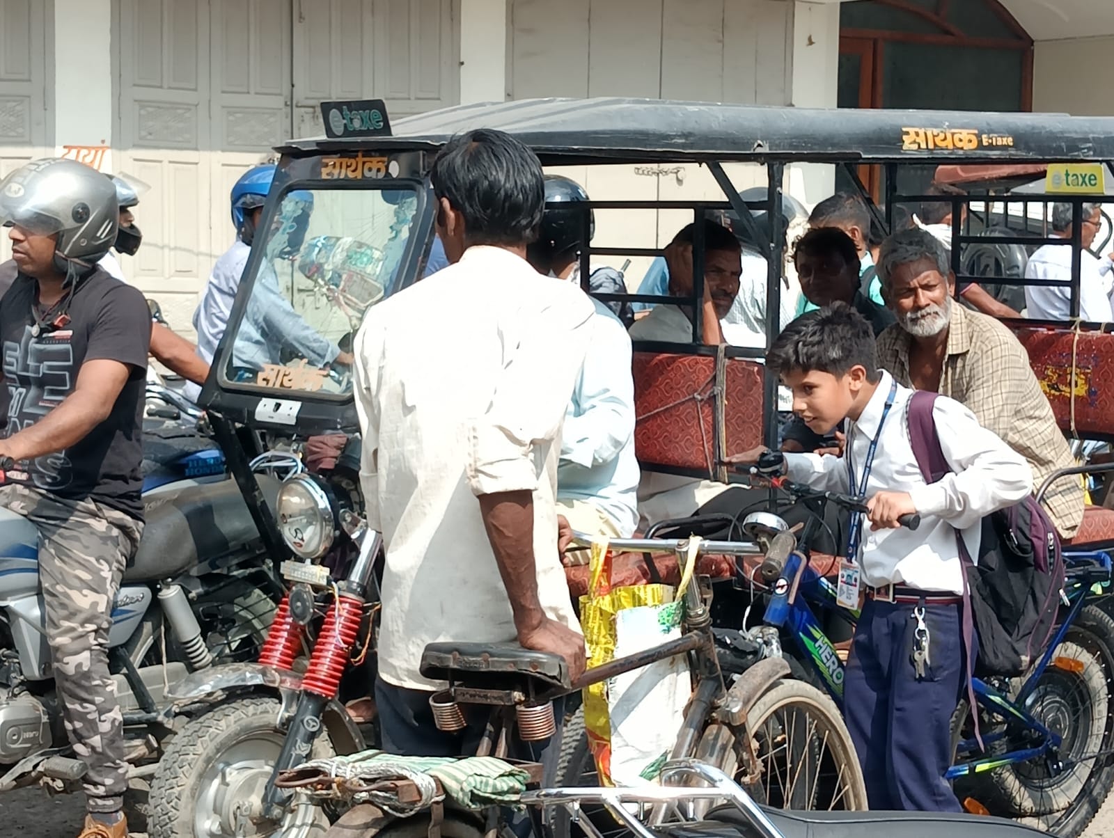 शहर के थाना सुनगढ़ी के पास लगे जाम में फंसे वाहन । संवाद