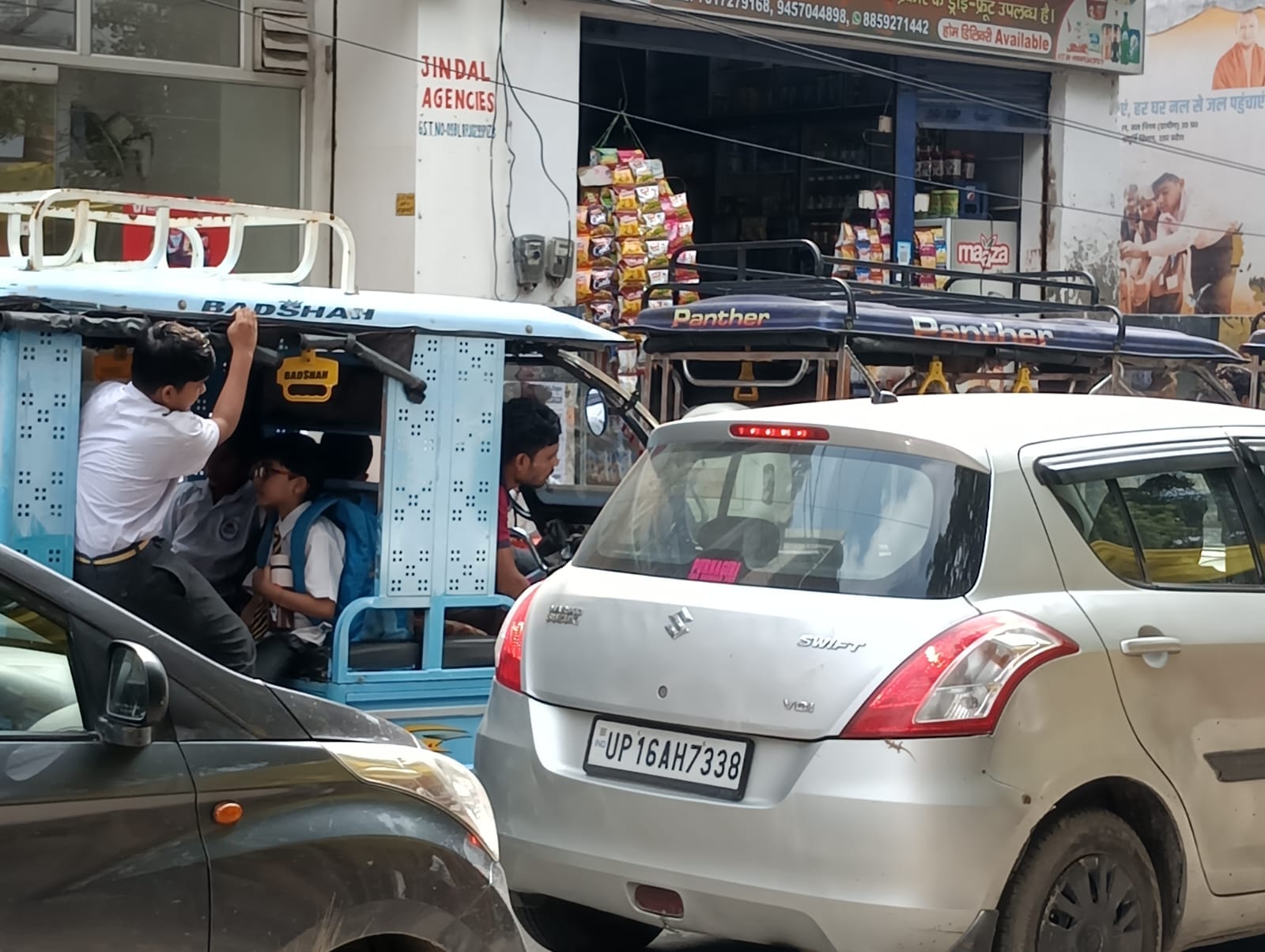 शहर के थाना सुनगढ़ी के पास लगे जाम में फंसे वाहन । संवाद