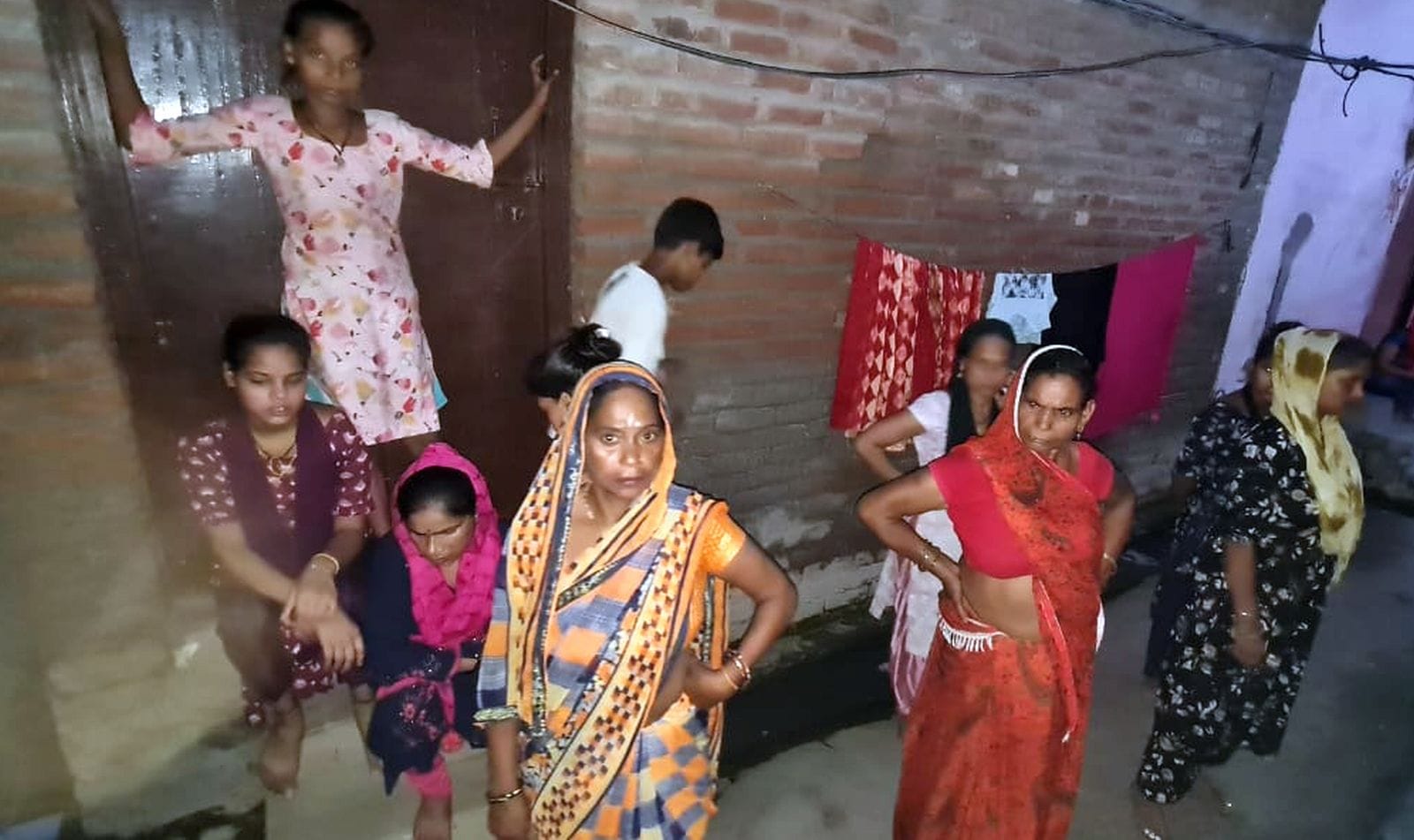 बिसौली कस्बे में जानकारी देती महिला की सास। संवाद