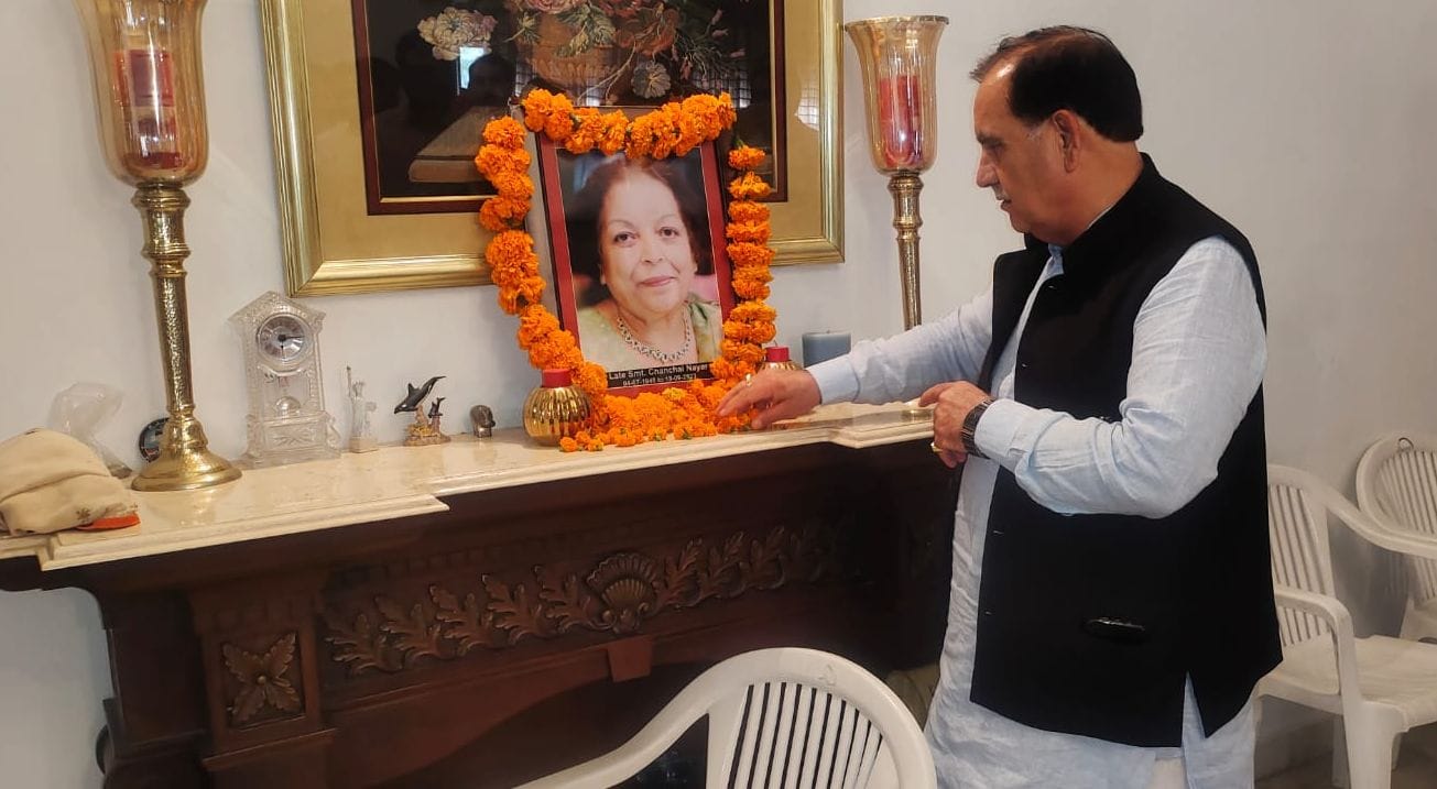 चंबा में सदर विधायक नीरज नैयर के शोकाकुल परिवार से मिलते कृषि मंत्री प्रो0 चंद्र कुमार।स्त्रोत: चंबा में सदर विधायक नीरज नैयर के शोकाकुल परिवार से मिलते कृषि मंत्री प्रो0 चंद्र कुमार।स्त्रोत: