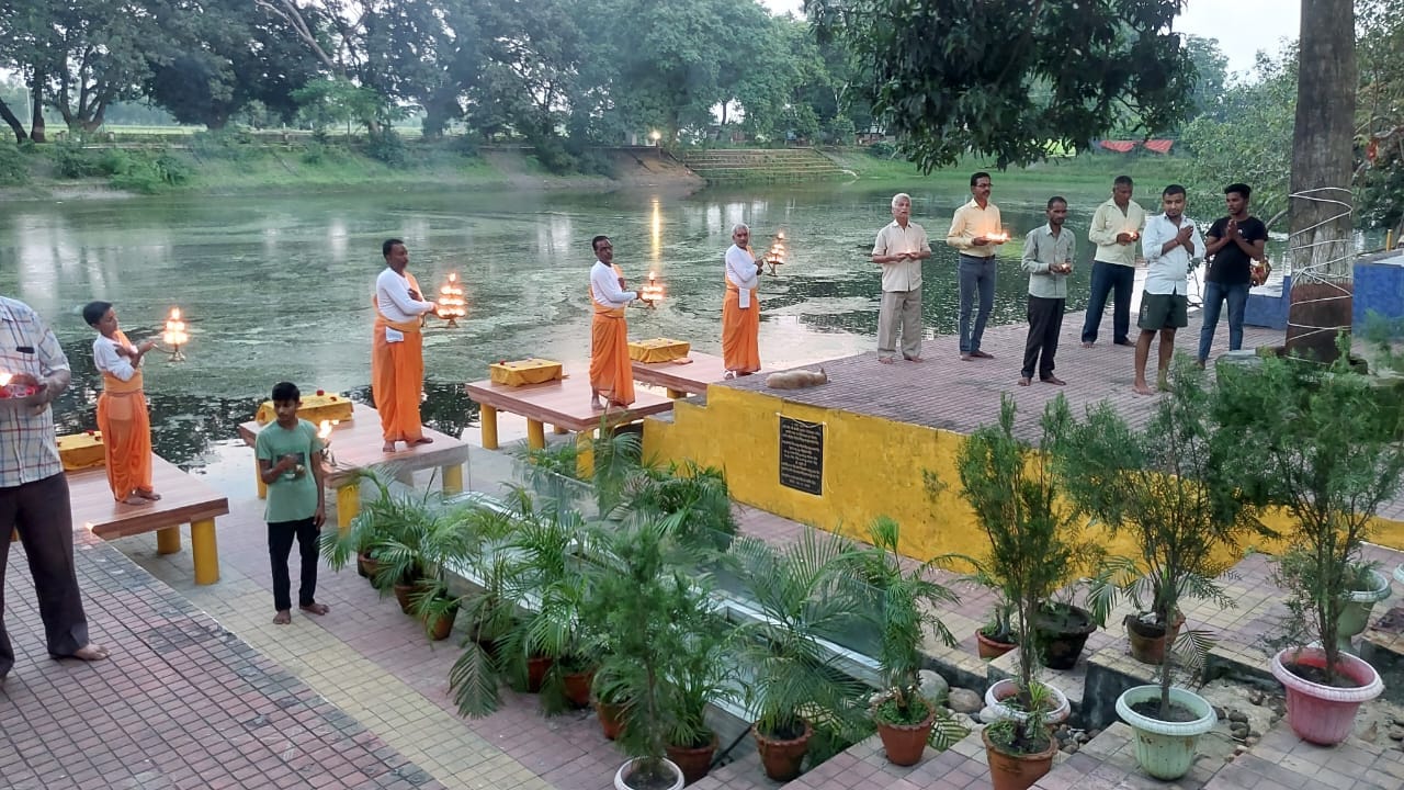 चूका बीच में बनी वाटर हट । संवाद