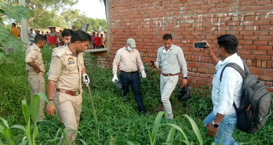 गनपा गांव में युवक का शव मिलने के बाद जुटी भीड़      संवाद
