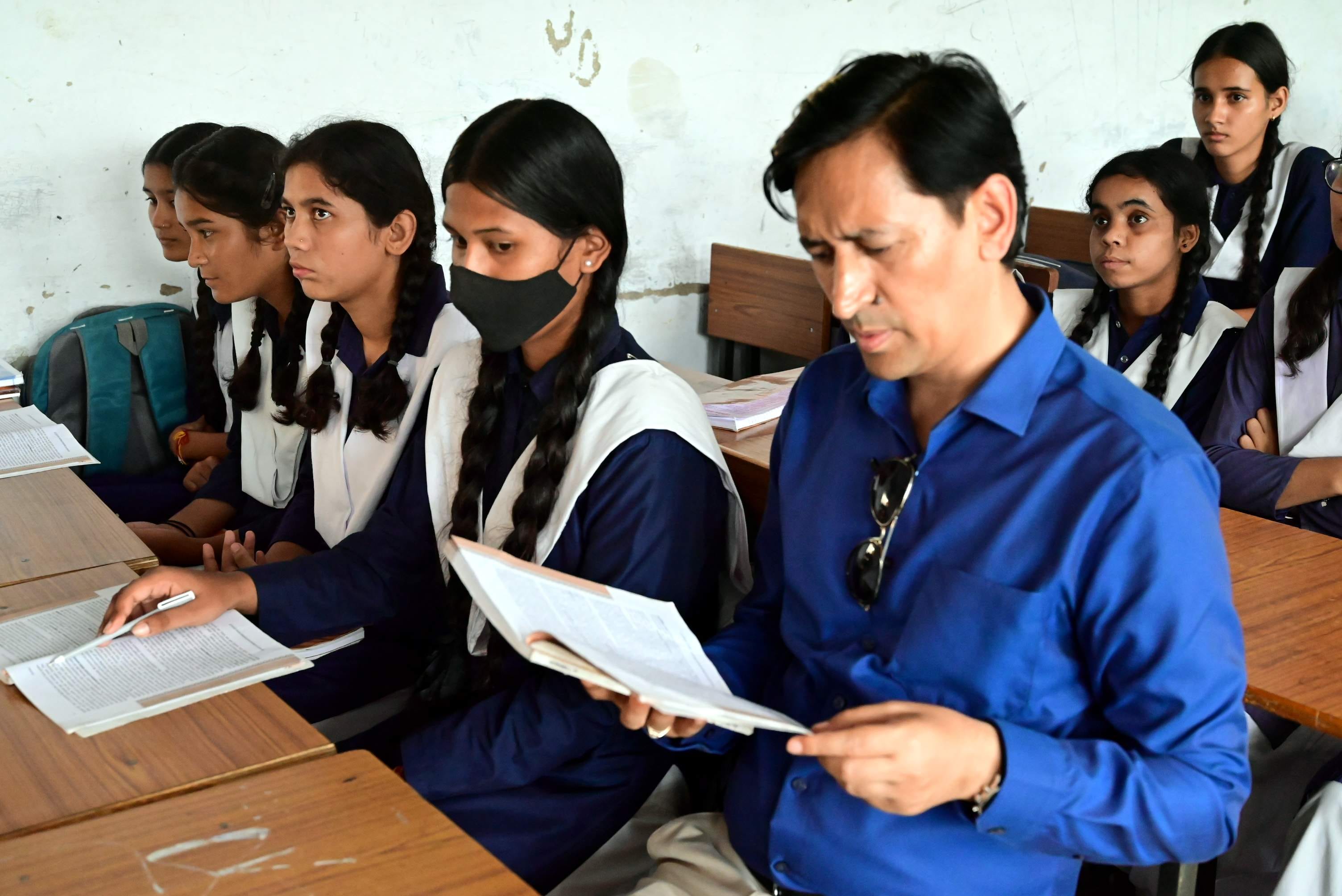हल्द्वानी अटल उत्कृष्ट राजकीय इंटर कॉलेज फूलचौड़ पहुंचे कुमाऊं आयुक्त दीपक रावत छात्र बनकर अध्य