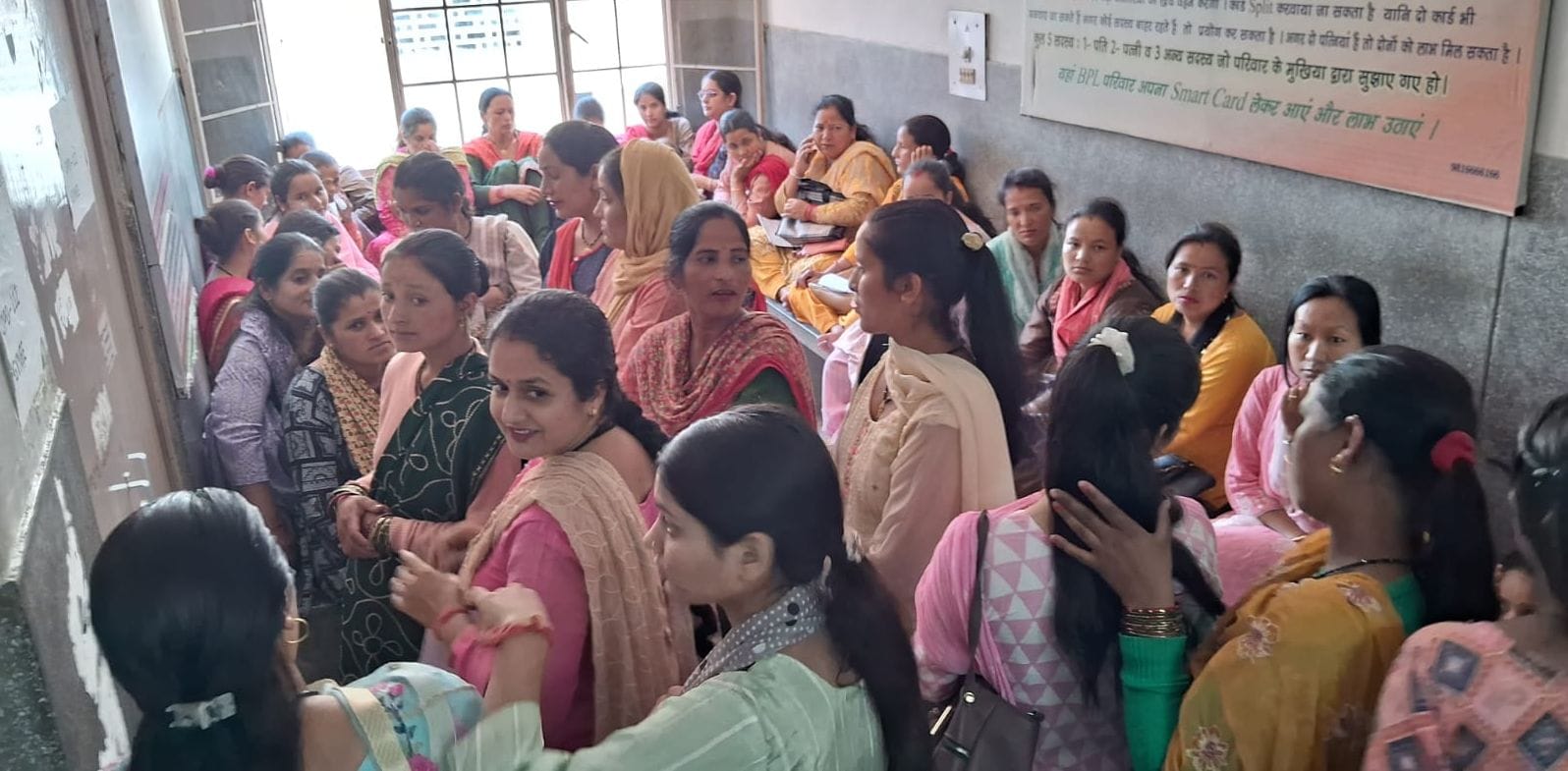 जोगिंद्रनगर अस्पताल में उपचार के लिए उमड़ी मरीजों की भीड़। संवाद जोगिंद्रनगर अस्पताल में उपचार के लिए उमड़ी मरीजों की भीड़। संवाद