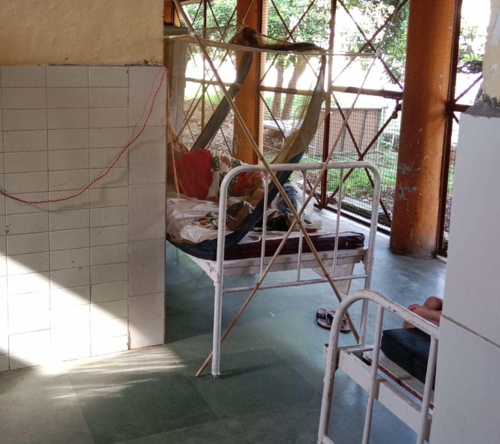 मलेरिया वार्ड के बाहर इलाज कराता मरीज। संवाद