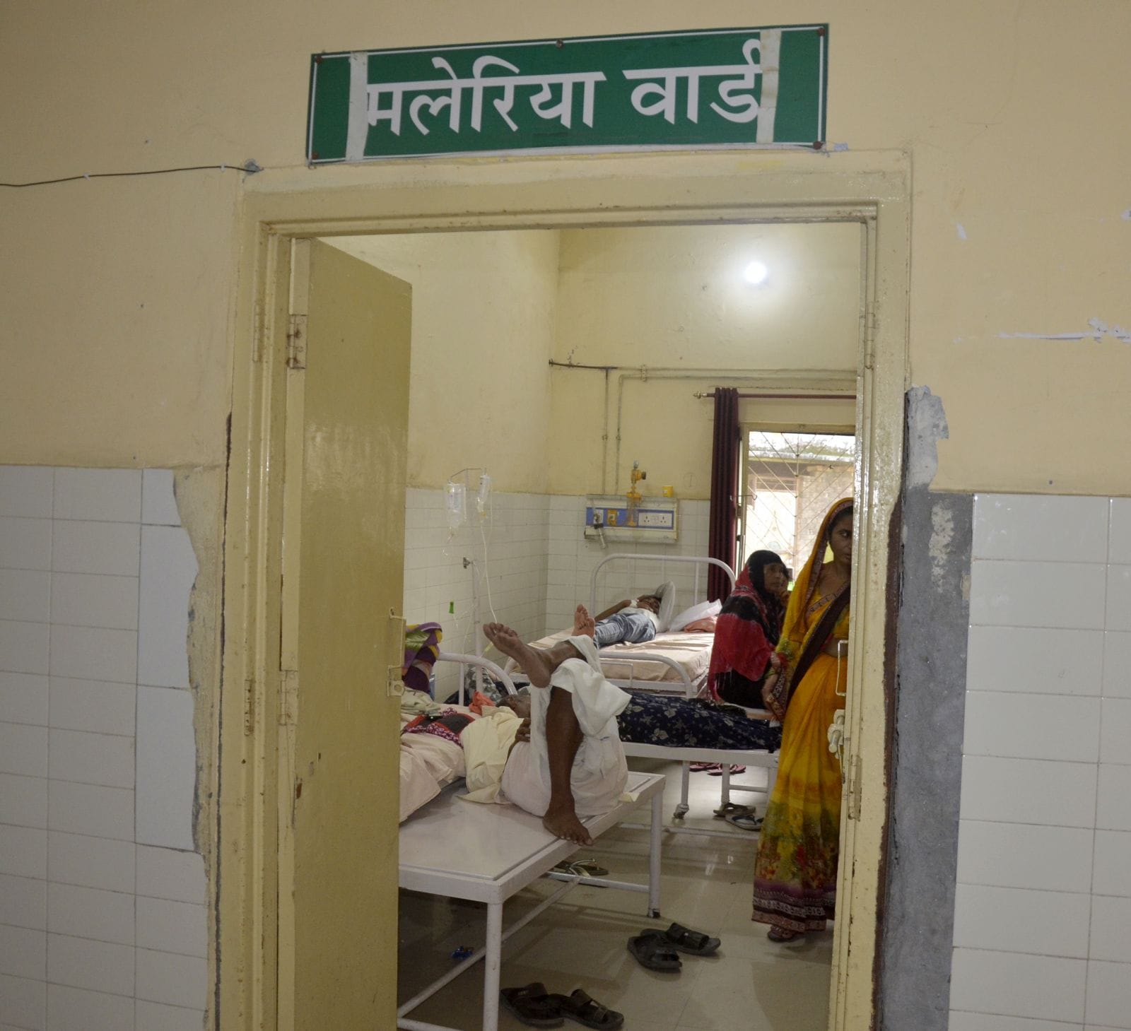 मलेरिया वार्ड के बाहर इलाज कराता मरीज। संवाद