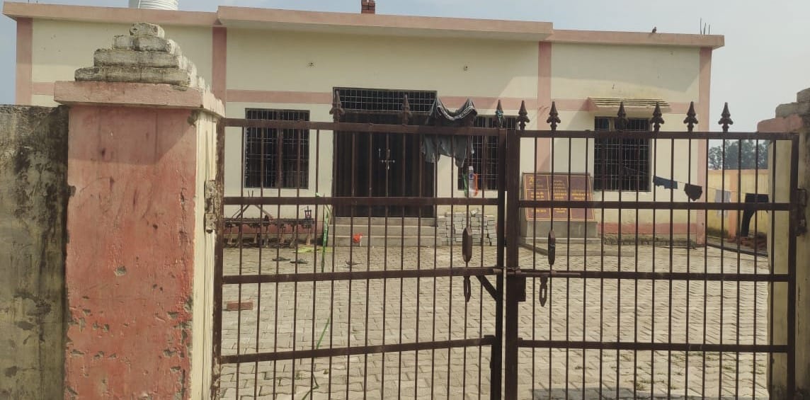 मिर्जापुर ब्लॉक की ग्राम पंचायत शेरपुर कुररिया का पंचायत घर में पड़ा ताला। संवाद