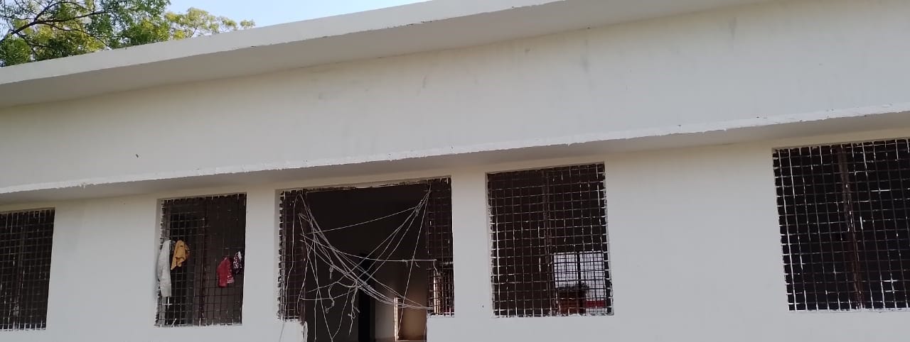 मिर्जापुर ब्लॉक की ग्राम पंचायत शेरपुर कुररिया का पंचायत घर में पड़ा ताला। संवाद