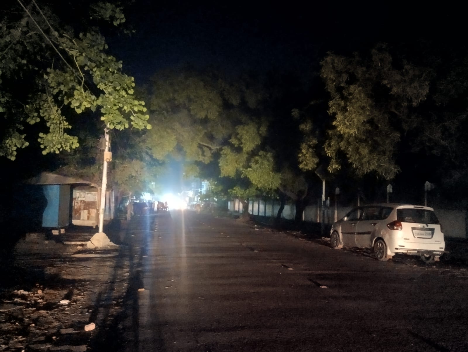 शहर के छतरी चौराहे से गौंहनिया चौराहे जाने वाली रोड पर छाया अंधेरा ।संवाद