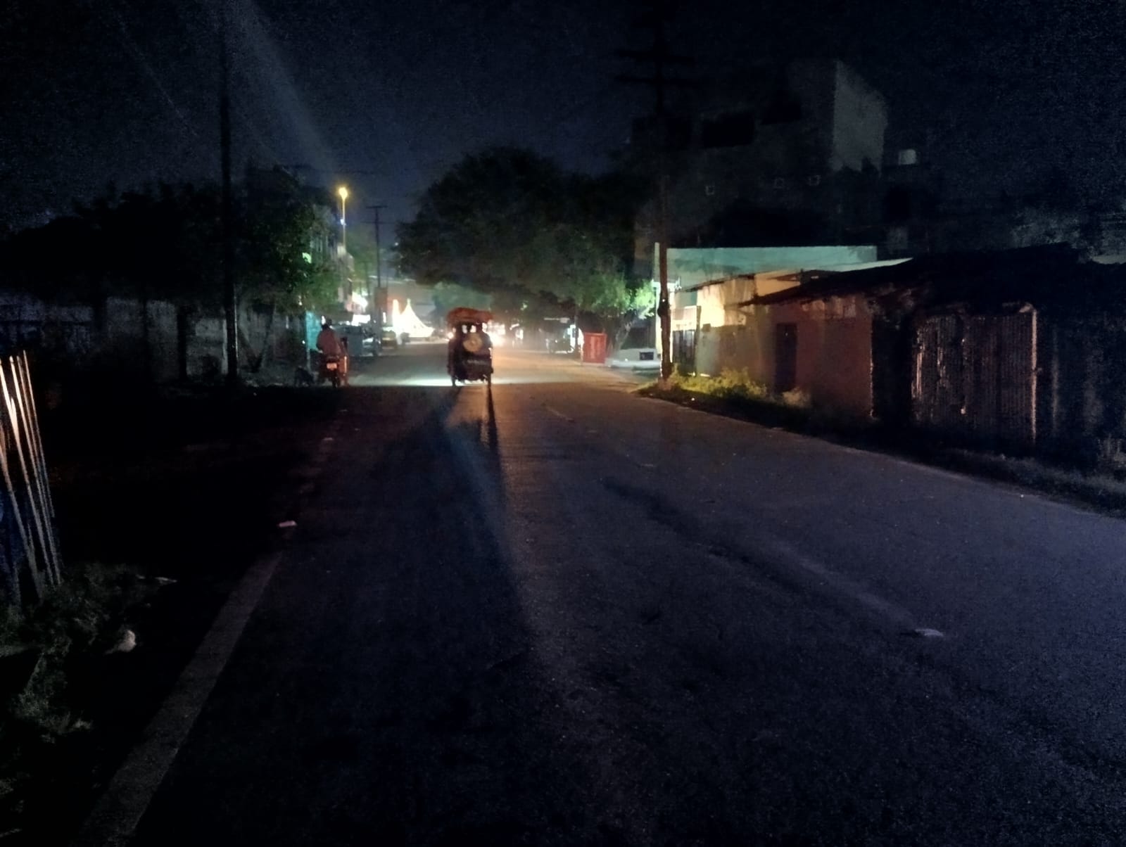 शहर के छतरी चौराहे से गौंहनिया चौराहे जाने वाली रोड पर छाया अंधेरा ।संवाद