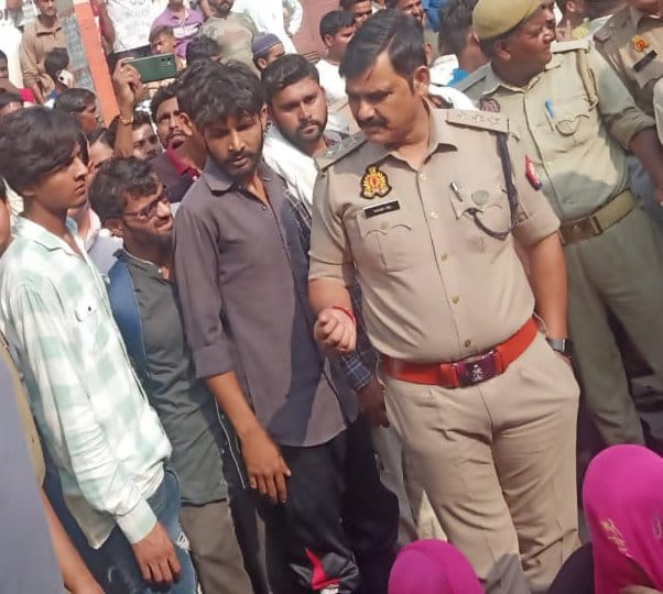 शामली कैराना रोड पर रेहडा चालक सडक हादसे मौत के बाद हंगामा करते खेडी करमू के ग्रामीण शामली कैराना रोड पर रेहडा चालक सडक हादसे मौत के बाद हंगामा करते खेडी करमू के ग्रामीण