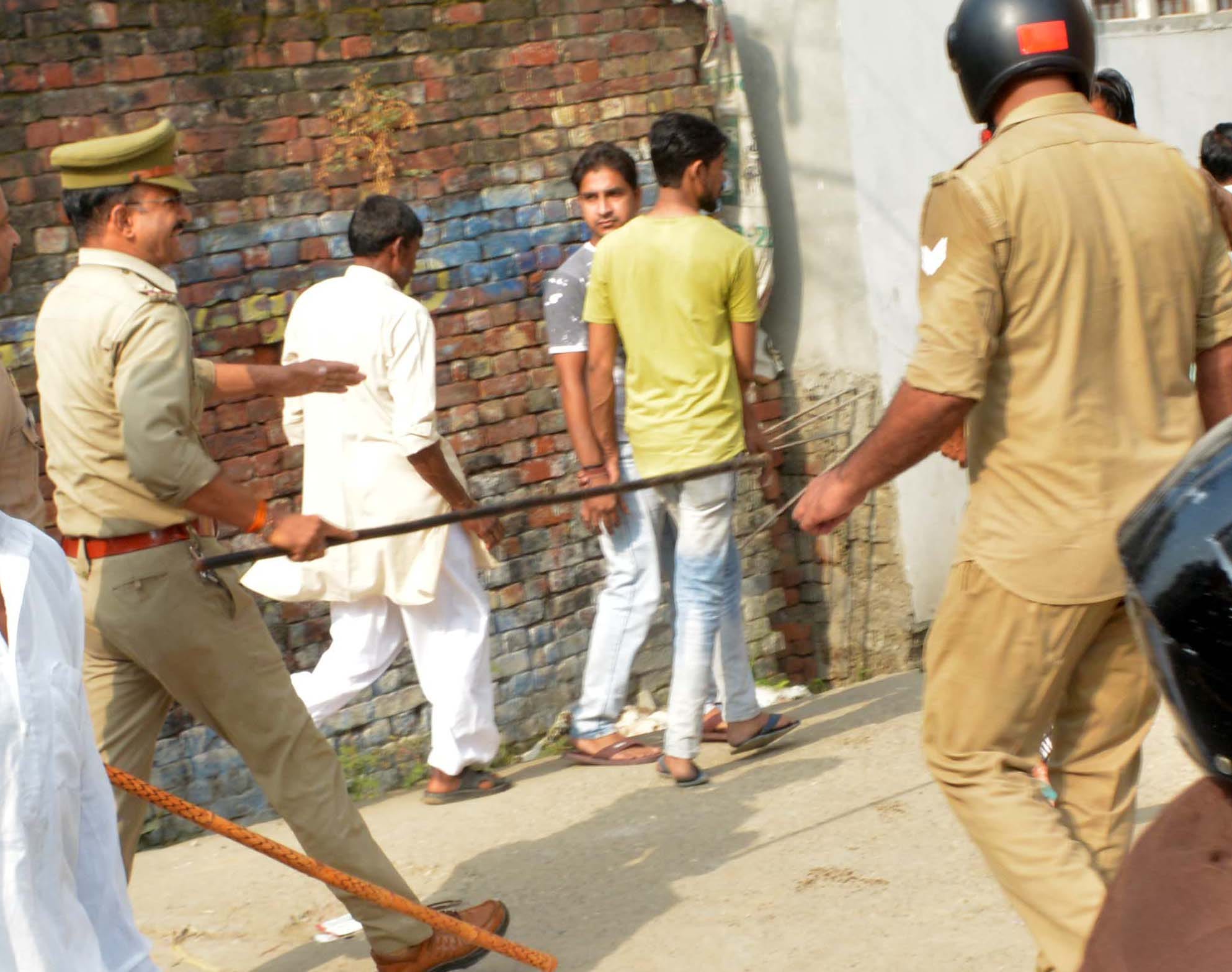 शामली कैराना रोड पर रेहडा चालक सडक हादसे मौत के बाद हंगामा करते खेडी करमू के ग्रामीण शामली कैराना रोड पर रेहडा चालक सडक हादसे मौत के बाद हंगामा करते खेडी करमू के ग्रामीण